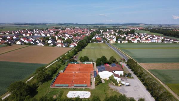 Unsere Sportanlagen aus Schweinfurter Richtung (dahinter Geldersheim)